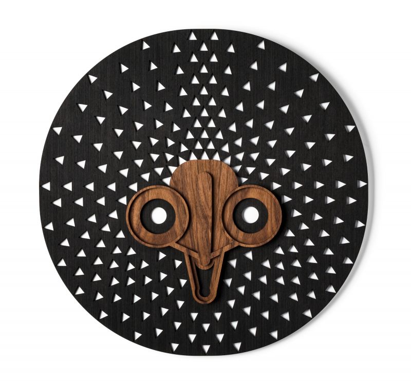 Moderne afrikanische Maske als Wandschmuck: Runde Holzmaske mit Dreiecksmuster und abstrakten Gesichtszügen.